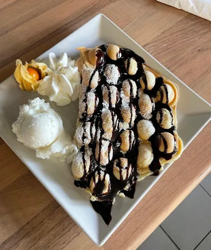 Bubble-Waffel mit Schokosauce, Vanilleeis und Sahne