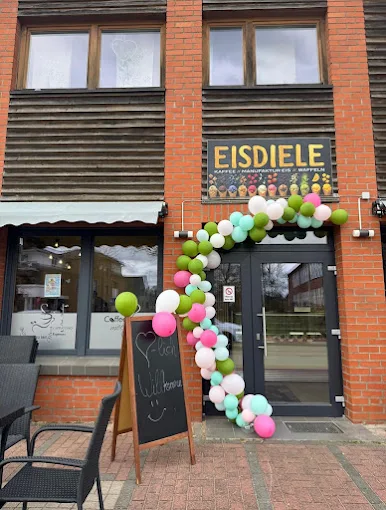 Eingang der Eisdiele mit Luftballon-Bogen und Willkommensschild