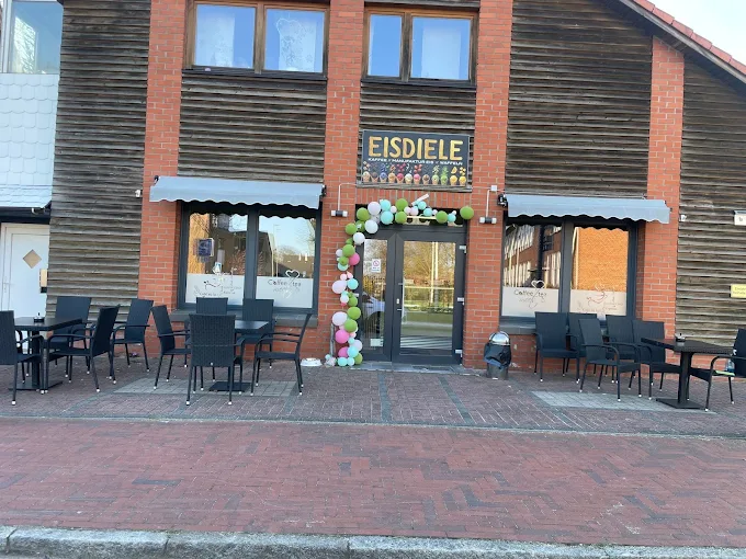 Außenansicht der Eisdiele Tungendorf mit Terrasse und Luftballon-Bogen am Eingang