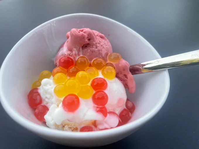 Erdbeereis mit bunten Bubble-Tea-Perlen in einer Schale